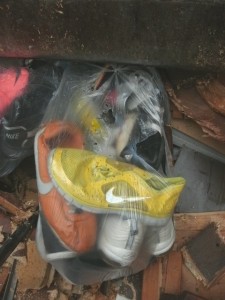 Diese Mülltüte hält tapfer die Nike Cortez, Frees, Airmax '97, adidas Samba und was sonst noch zusammen.