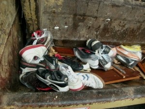 Die Müllmänner meinten, die ganzen Schuhe würden noch immer zuviel Platz brauchen.
