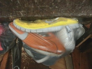 Man sieht wie die armen Sneaks unter dem enormen Pressdruck leiden. Aber immer noch hält die Mülltüte. Erstaunlich!