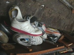 Weiße weichgelatschte Sneakers und kalter schmutziger Stahl - ein geiler Kontrast!