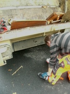 Müllwerker fassen den ganzen Dreck nur mit ihren derben Arbeitshandschuhen an, so auch die &quot;geflohenen&quot; Schuhe. Man will sich ja beim Anfassen nichts &quot;holen&quot;.