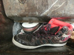 Über diese adidas Top Ten habe ich die Brüder kennen gelernt und von unserem Treppenhaus bis zu deren Müllabfuhr &quot;verfolgt&quot;.