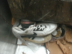 Airmax im Pressmüllauto: Das kann für die Airpads nicht gutgehen! Aber auf der Mülldeponie wird niemand die kaputte Dämpfung bemängeln. Hehe!