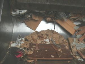 Nicht nur die Möbelteile zerbröseln unter dem brutalen Pressdruck, auch Sohlen, Fersenkappen und was sonst noch an Sneakern kaputt gehen kann.