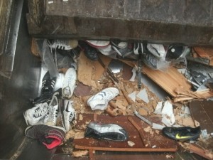 Tot, zermalmt und &quot;kraftlos&quot;, haben sich die ganzen Sneaks ihrem Schicksal im Sperrmüllauto &quot;ergeben&quot;.