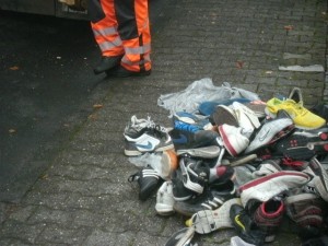 Ein wenig fassungslos und feixend betrachteten die Müllmänner diesen Haufen zermalmter Sneaks.