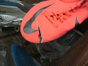 Das tut besonders weh: Bevor diese geilen Fußballschuhe ins Pressmüllauto kamen und dort zerquetscht wurden, waren sie noch vollkommen in Ordnung. Seufz!