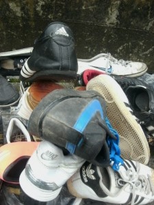 Wohin man sieht gepresste Sneakers!