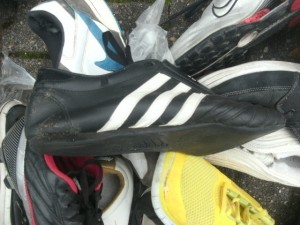 Diese adidas SM waren, bevor sie ins Müllauto geschmissen wurden, noch in makellosem Zustand. Traurig, aber geil!