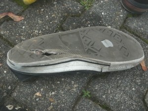 Typische Entsorgungs&quot;spuren&quot; von Schuhen bei der Sperrmüllabfuhr.