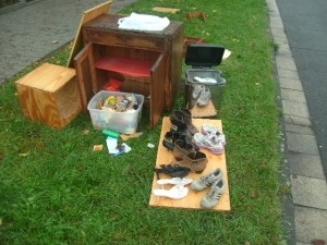 Müll1014 108.jpg (251.09 KiB) 6573 mal betrachtet An einem regnerischen Morgen war Sperrmüllabfuhrtermin.