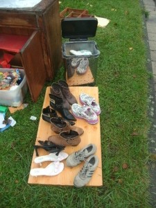 Müll1014 109.jpg (230.99 KiB) 6586 mal betrachtet Es sah so aus, als ob die nun auf dem Brett stehenden trockenen Schuhe durch Sperrmüllsammler aus dem Schrank geholt und da gelassen worden waren.
