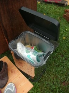 Müll1014 110.jpg (193.87 KiB) 6586 mal betrachtet Das Brett lag glücklicherweise auf dem Tretmechanismus des Mülleimers.