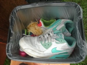 Müll1014 111.jpg (199.44 KiB) 6586 mal betrachtet Noch voll mit Hausmüll wurde der Treteimer zum Sperrmüll gestellt.