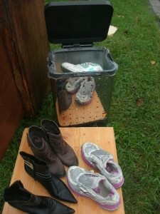 Müll1014 112.jpg (196.15 KiB) 6885 mal betrachtet Sneaks im Mülleimer und Sneaks spiegeln sich am Mülleimer. Grins!