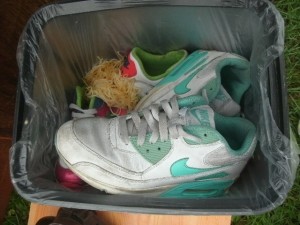 Müll1014 113.jpg (199.28 KiB) 6573 mal betrachtet Noch ein letzter Blick, bevor die Sperrmüllabfuhr den Mülleimer nicht leert, sondern gleich ganz mitnimmt.