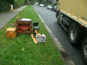 Müll1014 116.jpg (206.55 KiB) 6885 mal betrachtet Die junge Frau kam nochmals raus, um Garderobenteile zum Sperrmüll zu stellen und genervt stopfte sie einen Teil ihrer ausrangierten Schuhe in eine Wanne mit Kleinteilen, damit die Orangenen Engel nicht soviel Arbeit mit ihren Abfällen haben. Fand ich nett!