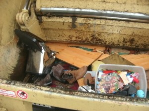 Der Mülleimer wurde schon böse &quot;angeknabbert&quot;.
