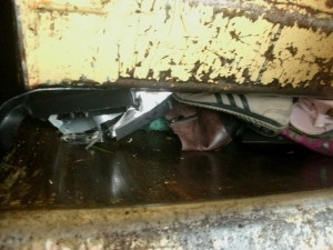&quot;Wie üblich&quot; bäumten und bogen sich die zum Sperrmüll verdammten Schuhe im Pressmüllauto.