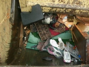 Jetzt wurden die Müllschuhe doch noch nass, denn nass geregnete Möbelteile und der Teppich wurden nun regelrecht &quot;ausgequetscht&quot; und die Brühe lief dabei in die Müllschüttung.