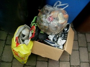 John hat wohl seine alten Sneakers ausrangiert.