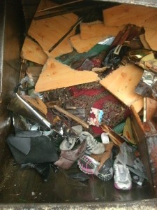 Noch vor wenigen Augenblicken standen die Stiefeletten ordentlich bereit zur Abfuhr und die Sandaletten und Sneakers lagen sauber auf dem Plastikkorb und die beiden Airmax hygienisch verpackt im Küchenmülleimer; aber im Pressmüllauto ist Ordnung nicht mehr wichtig.