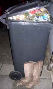 Müll0409 589.jpg (155.12 KiB) 9009 mal betrachtet Die armen treuen Gefährten durch die kalte Zeit haben immer ihre zarten Füße warm gehalten und nun standen sie schutzlos in der Kälte.