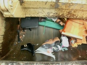 Die hellbraunen Laufbahnen sind die Rinnsale des aus den Möbelteilen herausgequetschten Regens.