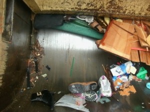Die Puzzleteile werden ebensowenig wieder ein Bild ergeben wie die Möbeltrümmer einen Schrank - und die Schuhe keine Fußbekleidung mehr. Die eigentliche Funktion ist (endgültig?!) verloren gegangen.