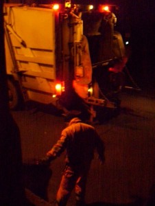 Müll0409 590.jpg (121.69 KiB) 9009 mal betrachtet Früh morgens wurde ich wach und zu meinem Schreck rumpelte schon die Müllabfuhr durch unsere Straße. Der Müllmann nahm nur unsere Mülltonne mit zum Müllwagen.