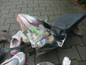 Ein echt böses Ende für süße Girly-Sneaker: Zuerst in den Ekeldreck eines Küchenmülleimers gestopft und dann auch noch als Sperrmüll zermalmt! Und es sollte noch demütigender kommen!!