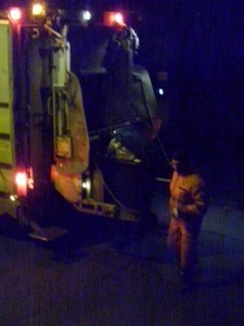 Müll0409 591.jpg (75.67 KiB) 9009 mal betrachtet Während unsere Mülltonne am Haken zu Leerung hing, hatte der Müllmann einen Augenblick Zeit für einen Rundblick und da entdeckte er Tamaras Stiefel!