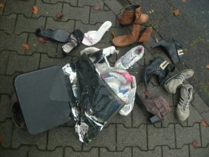 Jedes Paar wurde im Pressmüllauto derart beschädigt oder gar zermalmt, dass alle ruiniert waren!