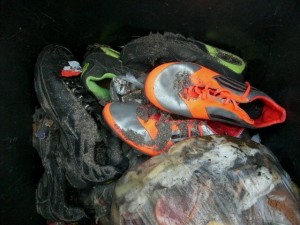 Müll1014 206.jpg (193.86 KiB) 6078 mal betrachtet Fast schon ein bisschen wie ein Begräbnis: Ein paar Schaufeln Erde (hier Staub) in die "Gruft" hinterher geworfen.