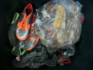 Müll1014 208.jpg (183.29 KiB) 5795 mal betrachtet Von wegen "Kultsneaks"; das war nur noch Ekelmüll, den man nicht einmal mehr mit spitzen Fingern anfassen möchte.