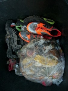 Müll1014 209.jpg (169.48 KiB) 5795 mal betrachtet Ein letztes Bild, bevor neue fette Küchenmüllbeutel in unsere Restmülltonne geworfen werden.