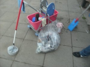Müll1014 235.jpg (157.02 KiB) 2965 mal betrachtet Jetzt waren die Umkleiden fertig gereinigt. Sie meinte noch, dass es diesmal ging mit dem Dreck.