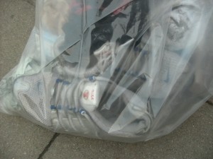 Müll1014 237.jpg (172.47 KiB) 2965 mal betrachtet Als sie meinen verwunderten Blick sah, meinte sie, die alten Turnschuhe hätte sie einfach mit "rausgekehrt". "Sowas" fasse sie doch nicht mehr an.