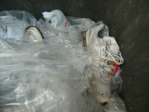 Müll1014 250.jpg (174.35 KiB) 2818 mal betrachtet Auf meine Frage, warum in der Restmülltonne soviel Abfälle für den Gelben Sack liegen und sie als Putzfrau doch eigentlich eine Entsorgungsfachkraft se, meinte sie enttäuscht, dass sie das nicht bezahlt bekomme. Kann man auch verstehen.