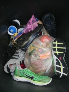 Ein fetter siffiger Küchenmüllbeutel plumpste auf die darunter liegenden Sachen und zwei weitere ausrangierte Nike-Paare gleich hinterher.