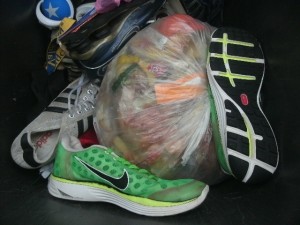 Diese grünen Nikes hatten schonmal ein &quot;pressantes&quot; Erlebnis bei der Sperrmüllabfuhr; siehe Posting. Doch John wollte die unbedingt wieder tragen. Diesmal aber in unserer Mülltonne.