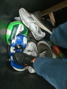 Auch die eben weggeschmissenen Sneaker &quot;beugen&quot; sich gerade ihrem Schicksal im Müll.
