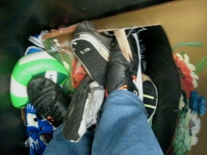 Und wieder bäumen sich Sneaks verzweifelt letztmals auf; - aber das hilft denen genauso wenig wie den schon platt gestampften Schuhen in der unteren Müllschicht.