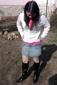 Anke01 055.jpg (178.12 KiB) 16020 mal betrachtet Prüfend guckte das Mädel auf seine kaputten Stiefel, die immer noch sehr sexy aussahen und in der Sonne glänzten.