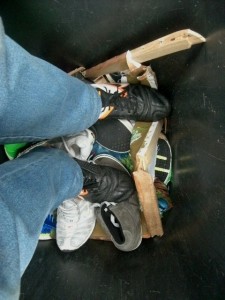 Neben den vielen Sneaker mussten jetzt noch unbedingt die Überreste des Ölgemäldes &quot;ordentlich&quot; platt getreten werden.