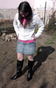 Anke01 056.jpg (177.65 KiB) 16020 mal betrachtet Ich überlegte mir schon, was nun mit diesen schönen Stiefeln passieren würde. Ich dachte ans Reparieren.