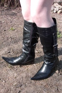 Anke01 059.jpg (205.75 KiB) 16467 mal betrachtet Das freche Girl grinste mich an und stapfte mit dem einen Heel tief in den Erdboden.