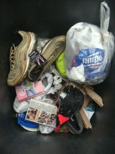 Die armen goldenen Airmax '97 mussten schonmal in unsere Mülltonne, aber John hatte sie damals retten können. Doch diesmal ist er nicht mehr da. Ein Müllbeutel mit Hygieneabfälle aus dem Bad wartet ebenfalls darauf eingestampft zu werden.