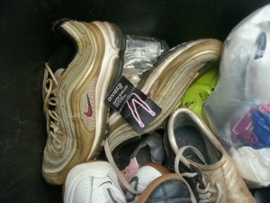 Diesmal werden die goldenen Airmax '97 richtig in den Müll reingestampft!