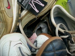 Blick in die &quot;Tiefe&quot;: Unten kann man - gerade noch - die schon eingestampften weißen Airmax erkennen.